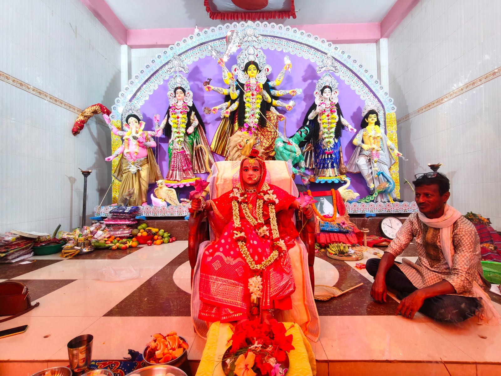 পাবনা রামকৃষ্ণ সেবাশ্রমে কুমারী পূজায় দর্শনার্থীদের ভীড়